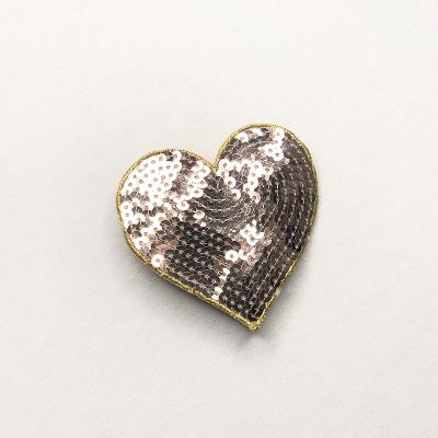 China Hot Selling Heart Shaped Embroidered Shoe Buckle Sequins Embroidered Shoe Ornaments Accessories Ladies Fashion Brooch Pin for sale