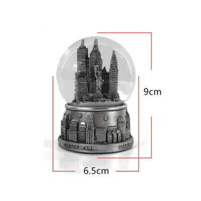 China USA Metallic Color Snow Ball With Liberity USA New York Souvenir Resin Water Tourist Globe Statue for sale