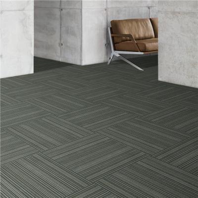 Chine 50x50cm carreaux de tapis en PP pour bureau hôtel maison plancher de chambre à coucher en bande à vendre