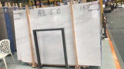 China Weiße Marmorbadezimmer Countertops-niedriges Strahlungs-Stein-Material zu verkaufen