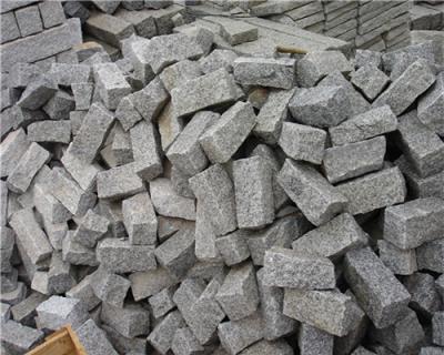 Chine Pavé de granit naturel naturel de gris argenté pour la bâche d'allée à vendre