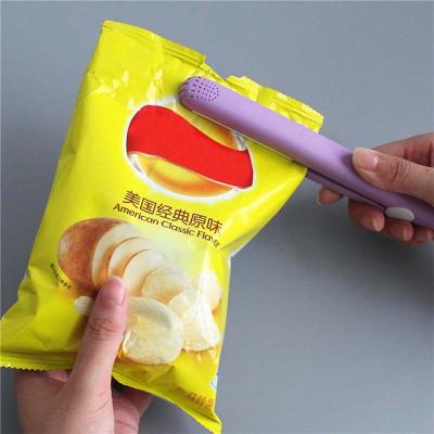 China Amazon Hot Selling Easy Operation Mini Sealer Portable Household Food Hand Held Snack Bag Mini Sealer for sale