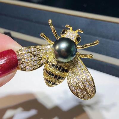 China 2022 Top Natural Tahitian Black Pearl Brooch In Gold Plated Alloy Two Bee Christmas Gift Small Wearing Jewelry Beautiful for sale