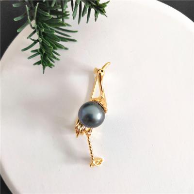 China Luxury Natural Tahitian Black Pearl Brooch in Gold Plated Alloy Crane Bird Vintage Christmas Gift Jewelry for sale