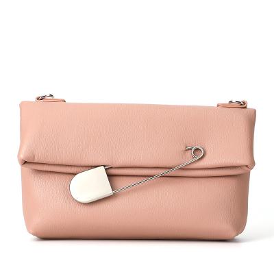 China Clutch with oversize pin fashionable pink soft Bolsos de mano PU clutch with oversize pin for sale