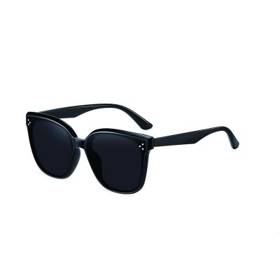 China Fashionable Metal Frame Sunglasses Hot Sale Polarized Women's Sunglasses Fit Sunglass for sale