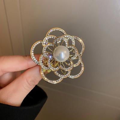 China High Quality ALLOY Designer Brooch Brand Trendy Jewelry Pearl Flower Rhinestone High Quality Brooches For Women Jewelry for sale