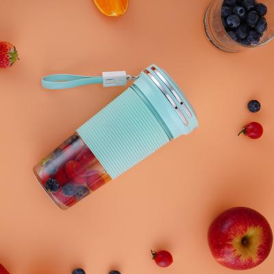 China 2021 New Design Hot Selling Mini Tritan Cup USB Juicer Easy Handling Portable Blender for sale