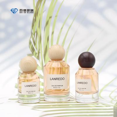 China Cosmetic custom clear empty perfume bottle 30ml 50ml 100ml glass perfume bottles with wooden lid for sale