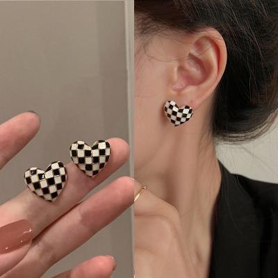 China Romantic Exquisite Pattern Style Central Statistical Institute Of Statistics Plaid Pattern Heart Shape Enamel Square Black White Stud Earrings for sale