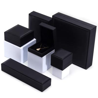 China OEM Graan Textured Noble Luxury PU Leather Jewelry Box Case Voor opslagverpakking Te koop