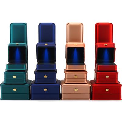 China Multicolor LED Armband Halsketting Ring Box met Plastic Velvet Materiaal van Hanhong Te koop