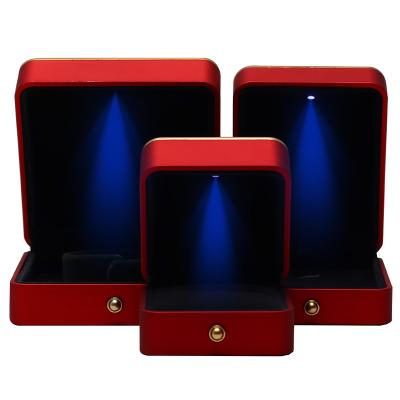 China Plastico personalizado pintado con aerosol cuadrado Collar de lujo anillo rojo LED caja de joyas hecha a mano en venta