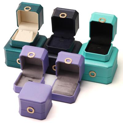 Chine Boîte à anneaux de collier carré avec métal Boîte à bijoux en cuir de luxe Hanhong PU Emballage en cuir à vendre