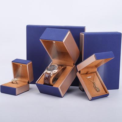 China 19x19x4cm Blaue Samt PU Leder Schmuck Geschenkbox mit LED Licht und Samt Auskleidung zu verkaufen