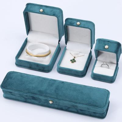 China Deluxe Peacock Green Soft Velvet Jewelry Packaging Box Set with Pearl Ornament for sale