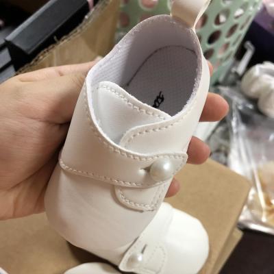 China OEM 1st Birthday Baptism Button Flat White Leather Formal Shoes Prince Infant Shoes Pearls Baby Boy Gentleman Show Equipment for sale