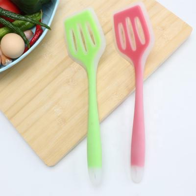 China Sustainable Kitchen Utensil Scratch-Resistant Silicone Slotted Pancake Spatula for sale