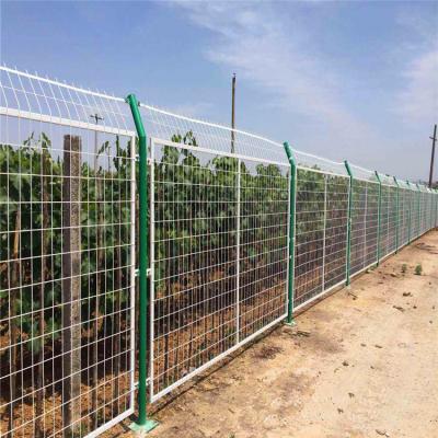 China Hot Selling Easily Assembled Green Barrier Heightening Mesh Railway Protective Fence Highway Protective Barrier for sale