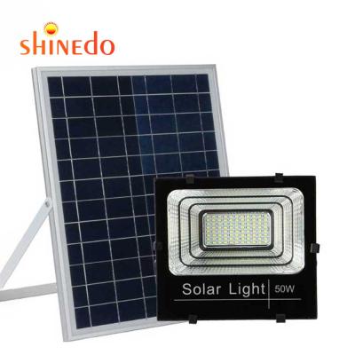 China Outdoor Garden 50W Garden Security Flood Wall Lamp With IP67 Battery Portable Garden High Capacity LED Solar Flood Light for sale