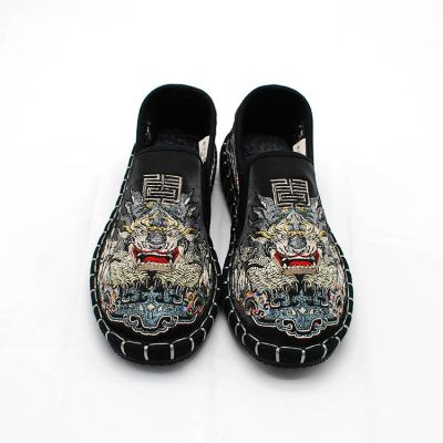 China Best Selling Beijing Embroidery Fabric Thermal Comfortable Men Shoes Breathable Flats Flat Shoes for sale