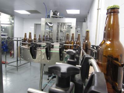 China Flaschen der Handwerks-Bier-Füllmaschine-500 - 800 Flaschen pro Stunden-mechanisches gefahren zu verkaufen