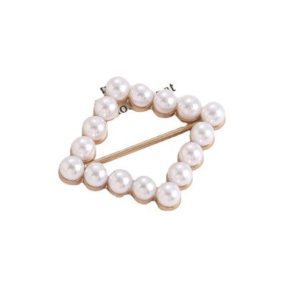 China Pearl DIY Decorative Women's Sweater Shawl Clip Waist Extender Safety Pin Dress Skirt Waist Scarf Clip Pearl Brooch for sale