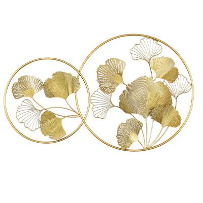 China Retro Ginkgo Modern Luxury Leaf Wrought Iron Circle Gold Circle Iron Sculpture Circles Metal Wall Art Home Decor for sale