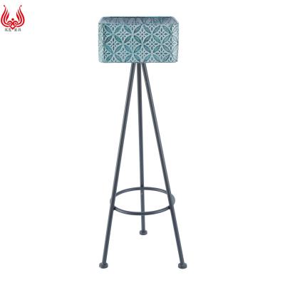 China YINFA Hot Selling Elegant Geometric Figure Design Metal Plant Flower Pots Stand With Tripod Stand For Garden Decor for sale