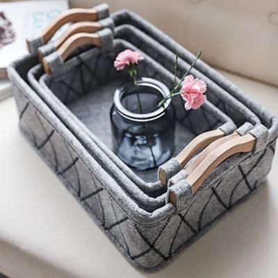 China Factory Supply Viable Felt Bag Custom Wooden Felt Baby Toy Box Felt Storage Baskets With Wooden Handle for sale