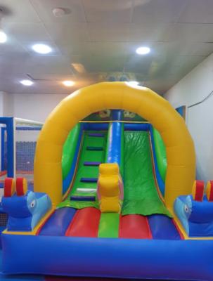 China Parque de diversiones gigante inflable, juego de obstáculos inflable desmontable para niños y adultos en venta