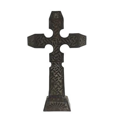 China Europe heavy and high value cast iron standing table cross, religious cross decoration for sale