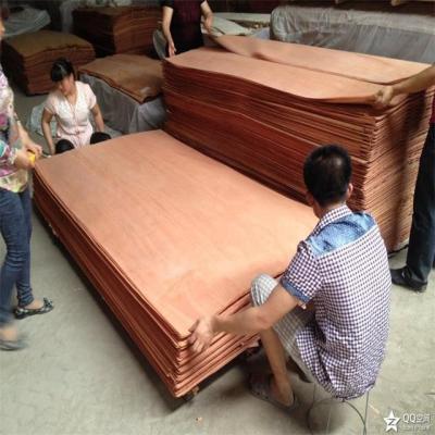 China 0.3mm okoume veneer, 0.3mm wood veneer, 1280*2520mm zu verkaufen