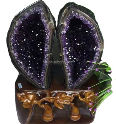 China Wholesale China Beautiful Natural Quartz Amethyst Large Size Geode For Wedding Decoration for sale