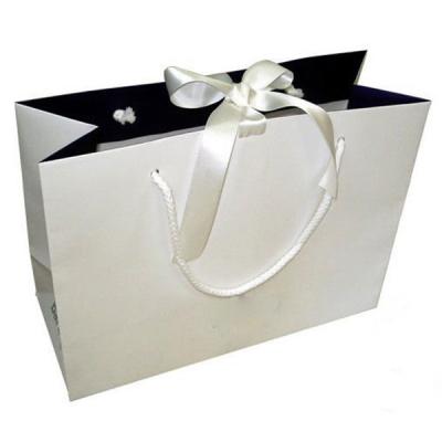 China Recyclable luxury paper shopping bag with handle for store and with your own custom logo printing for sale