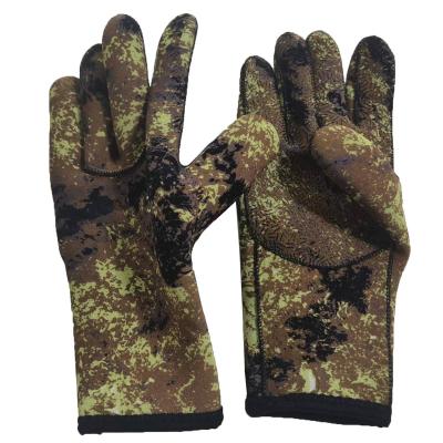 China Low Price Fashionable Neoprene Rubber Diving Swimming Gloves Brown Camouflage Bonded Neoprene Glove for sale