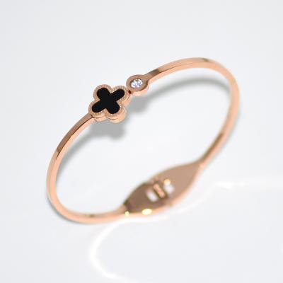 China FASHIONABLE Titanium Women's Wholesale Four Leaf Clover Luxury Bracelet Lucky Plated Rose Gold Bracelet for sale