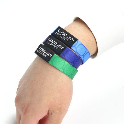 China Real Dubai UAE EXPO 2022 Factory UAE Dubai Expo Event Souvenir Polyester Wristband With Card Customized Logo Fabric Cheap Elastic Price Band for sale