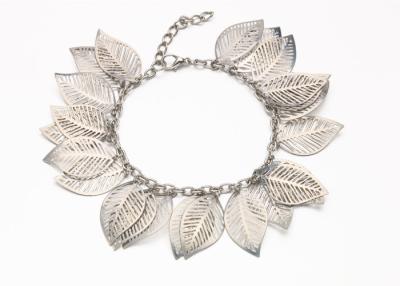 China Silberne hohle Blatt-Modeschmuck-Charme-Armbänder mit Verschluss-Ergänzung zu verkaufen