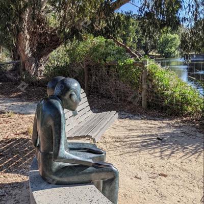 China Escultura moderna de bronce de cera perdida, encargado de bronce juntos estatua de pátina acabado en venta