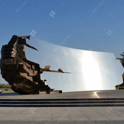 China Custom Outdoor Large Chrome Sculpture , H7.5m Metal Rock Sculpture for sale