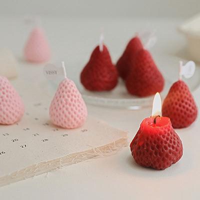 China Cute Strawberry Scented Candle 2021 Hot Selling Soy Wax Candles Cute Strawberry Scented Candle For Party for sale