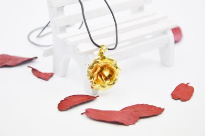 Chine Collier de pendant de Rose de feuille d'or de mode à vendre