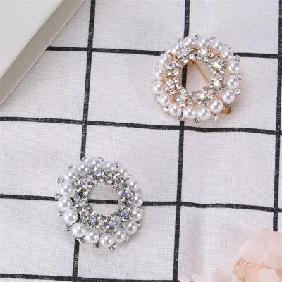 China Korean Wholesale Round Ring Alloy Pearl Diamond Rhinestone Pin Fashionable Temperament Brooches for sale