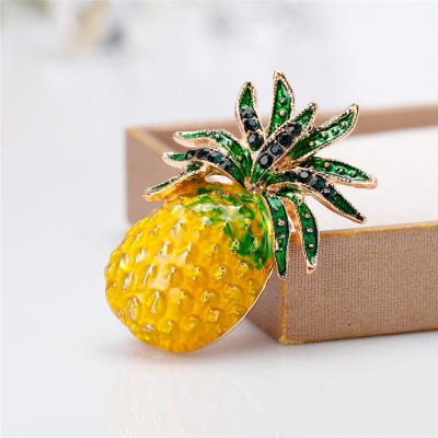 China Custom best selling fashionable fruit pin pineapple brooch, Korean fashion enamel gift brooch for sale