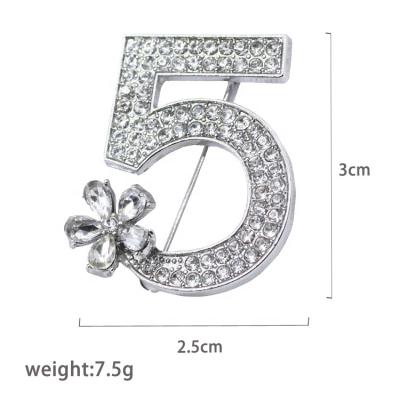 China New Fashionable Pin Korean Version Coat Garment Brooch With Drill 5 Word Flower Rhinestone Brooch Pin for sale