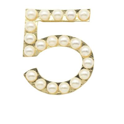 China Wholesale Stylish Number 5 Words Pin Small Scent Golden Pearl Girl Brooch Clothes Accessories Fashion Alphabet Brooch for sale