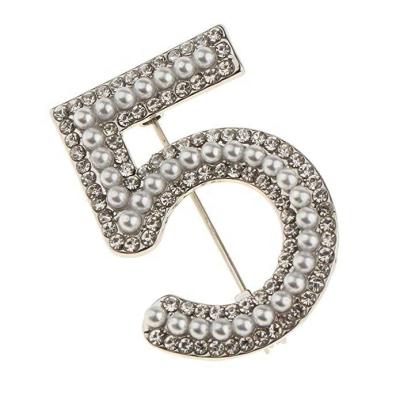 China Trendy Lady Pin New Pearl Letter Brooch Diamond Digital Fashion No .5 rhinestone brooch for sale