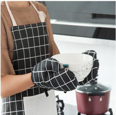 China Household Kitchen Polyester Eco-friendly Cotton Thickened Barbecue Baking Gloves Microwave Oven Heat Insulation Protective Oven Gloves for sale