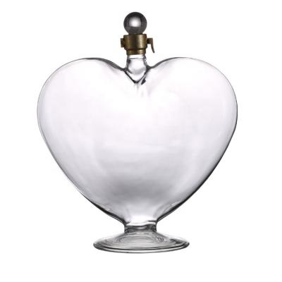 China Modern Hot Wine Decanter Heart Shape Bottle Amazon Style Summer High Borosilicate Whiskey Decanter for sale